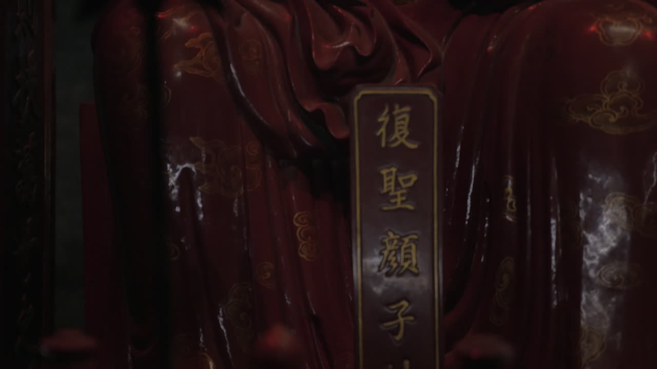 estatua dentro del templo de confucio en hanoi, vietnam