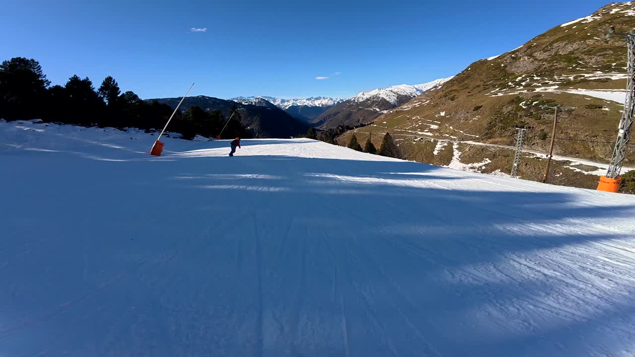 Sciare su un pendio montuoso innevato