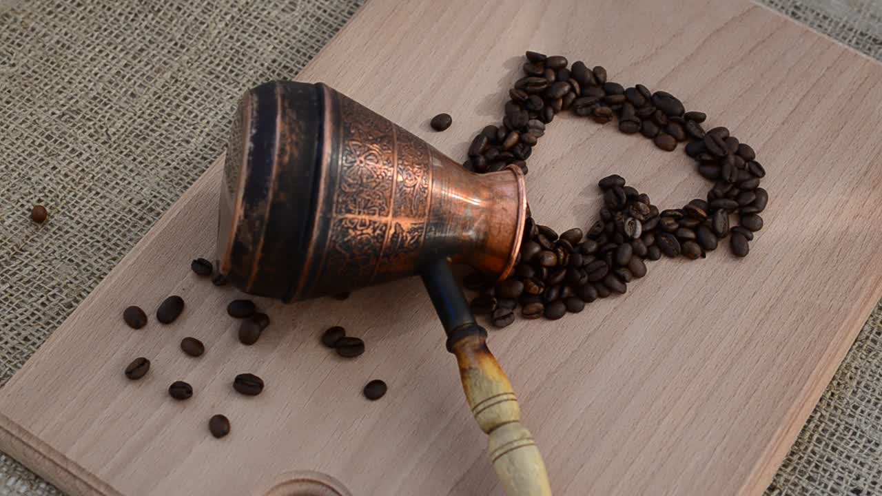 Chicchi di caffè su una tavola. Natura morta con caffè