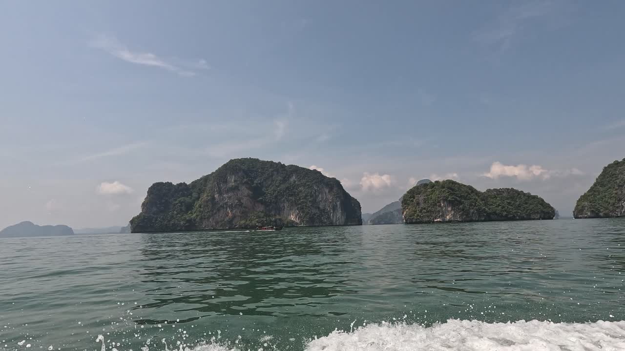 경치 좋은 열대 섬 들 을 전시 하는 보트 타기