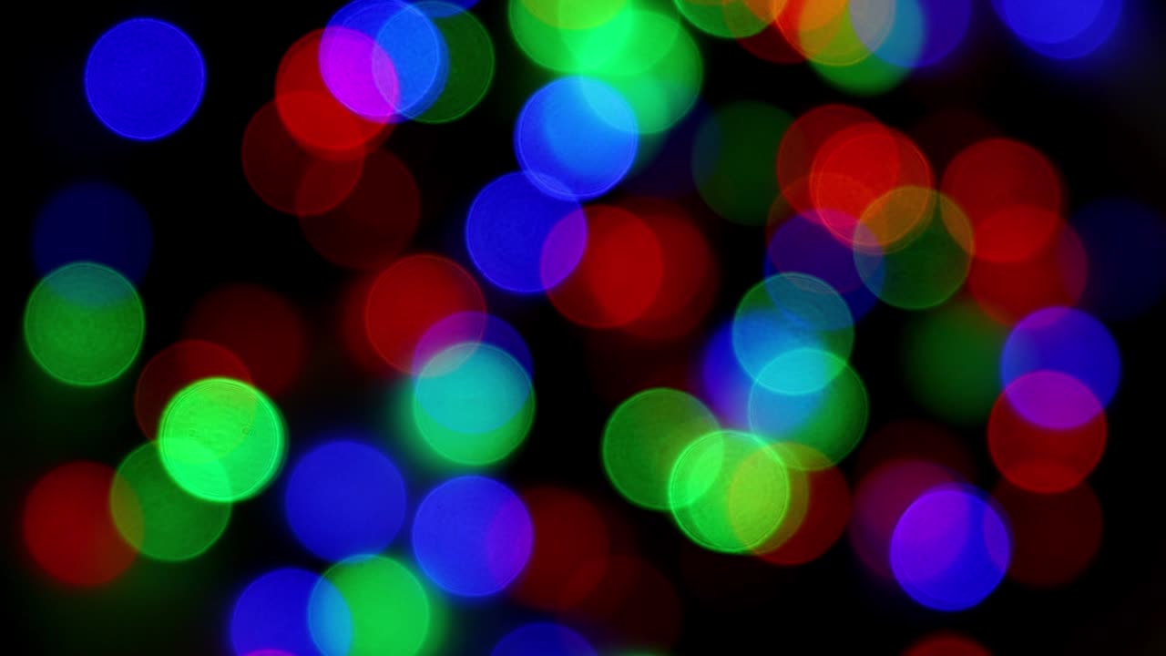 retrocediendo y desvaneciéndose luces rojas, verdes, azules, púrpuras, naranjas de manchas bokeh borrosas. el concepto de vacaciones de año nuevo y navidad, decoración del hogar, centros comerciales, publicidad