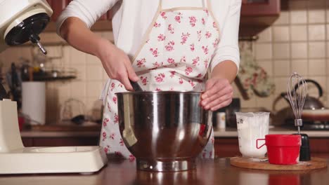 mujer horneando en una cocina