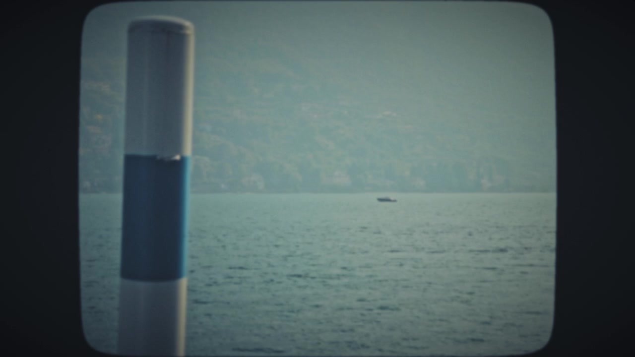 Un pontile vicino a un lago con acqua