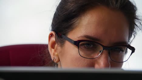 mujer trabajando en la computadora