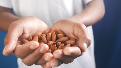niño con almendras