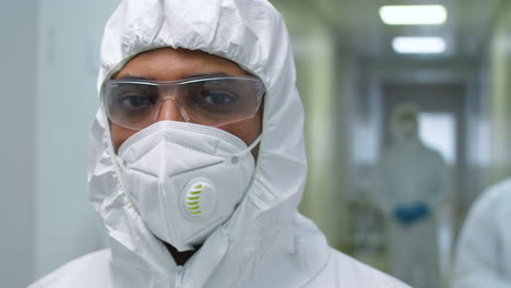 Retrato-De-Un-Médico-Masculino-Con-Uniforme-Protector-En-El-Trabajo