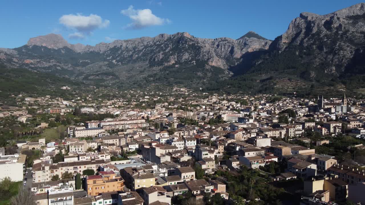 Che orbita intorno alla città di Sóller, con splendide vedute sulla catena montuosa della Serra de Tramuntana. Maiorca, Spagna.