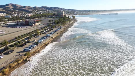 Antena-Sobre-La-Costa-Y-El-Océano-En-Surfer&#39;s-Point,-Ventura,-California-Con-Grandes-Olas-Rodando