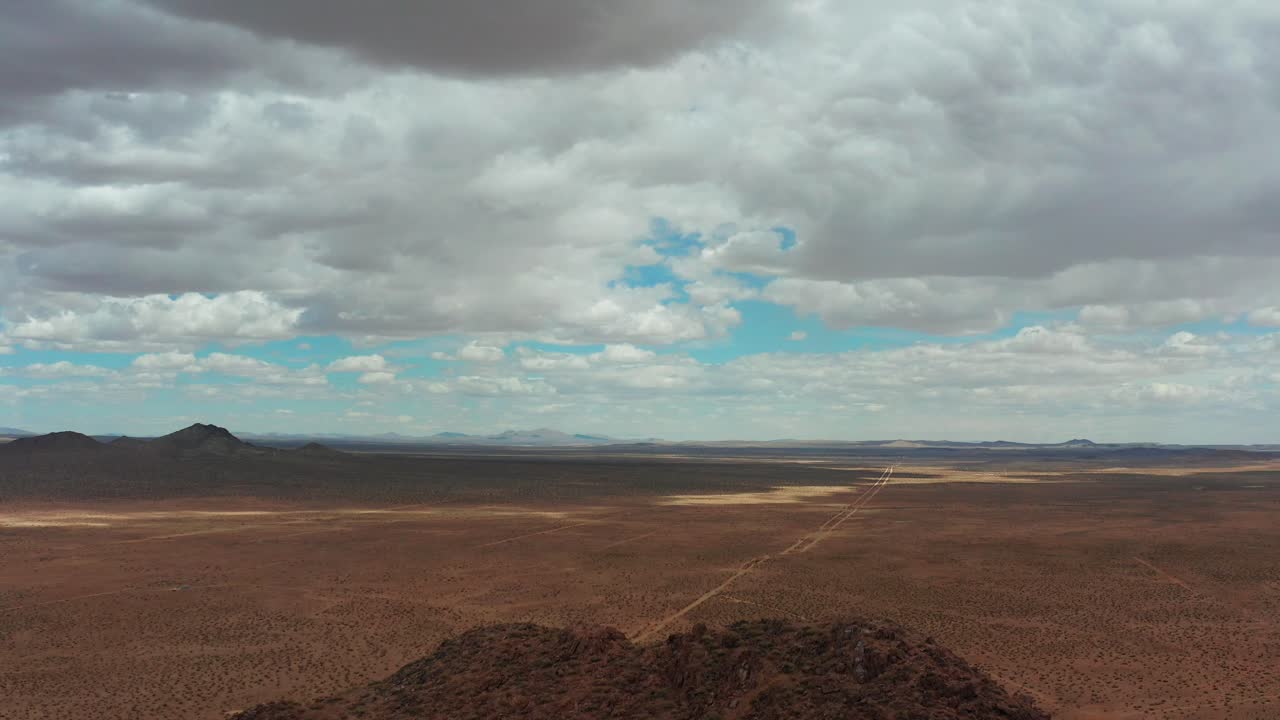 Mojaveørkenen – luftopptak som trekker seg tilbake for å avsløre et kjegleformet fjell som dominerer landskapet