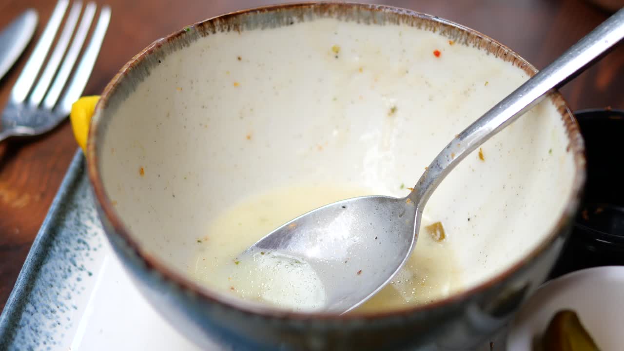 un plato vacío de sopa en una mesa