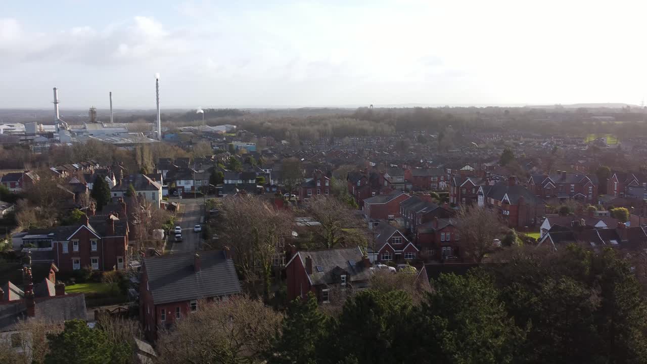 vista aérea sobre los árboles del parque al barrio industrial del paisaje urbano en merseyside, inglaterra