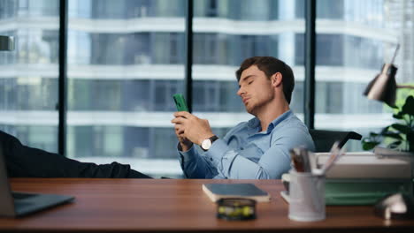 jefe serio trabajando teléfono inteligente en un lugar panorámico. empleado mensaje de texto
