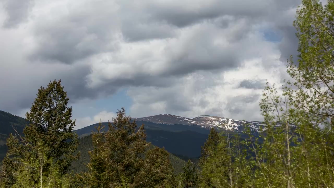 Time-lapse del cielo diurno con montagne vicino a Bailey, Colorado