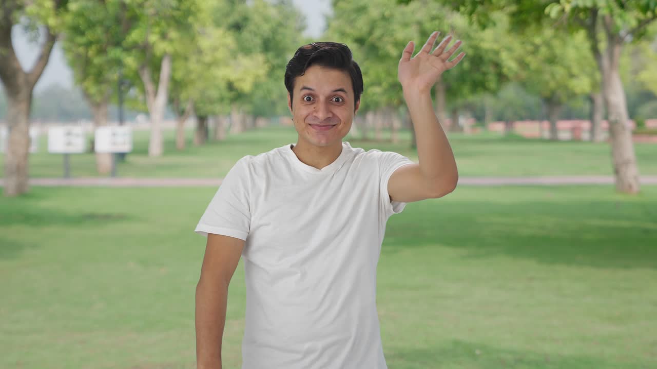 hombre indio feliz diciendo hola