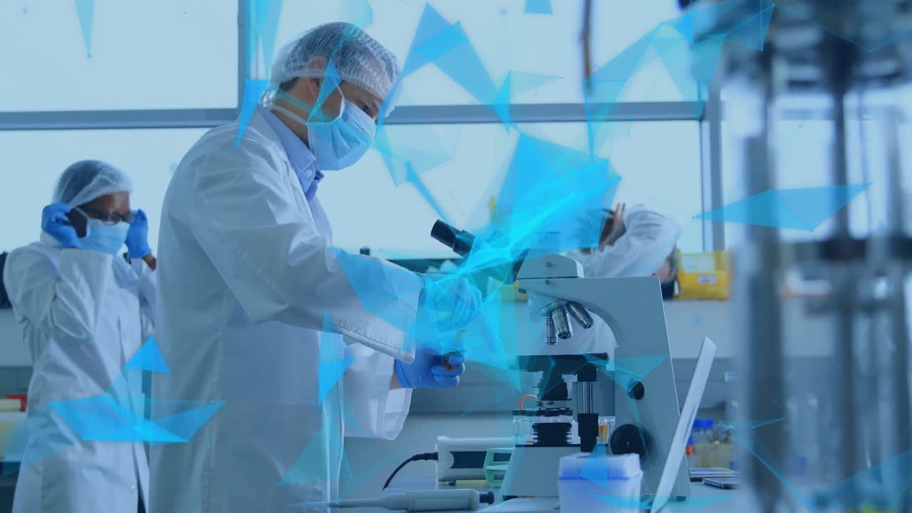 animación de senderos de luz brillante sobre diversos científicos en el laboratorio