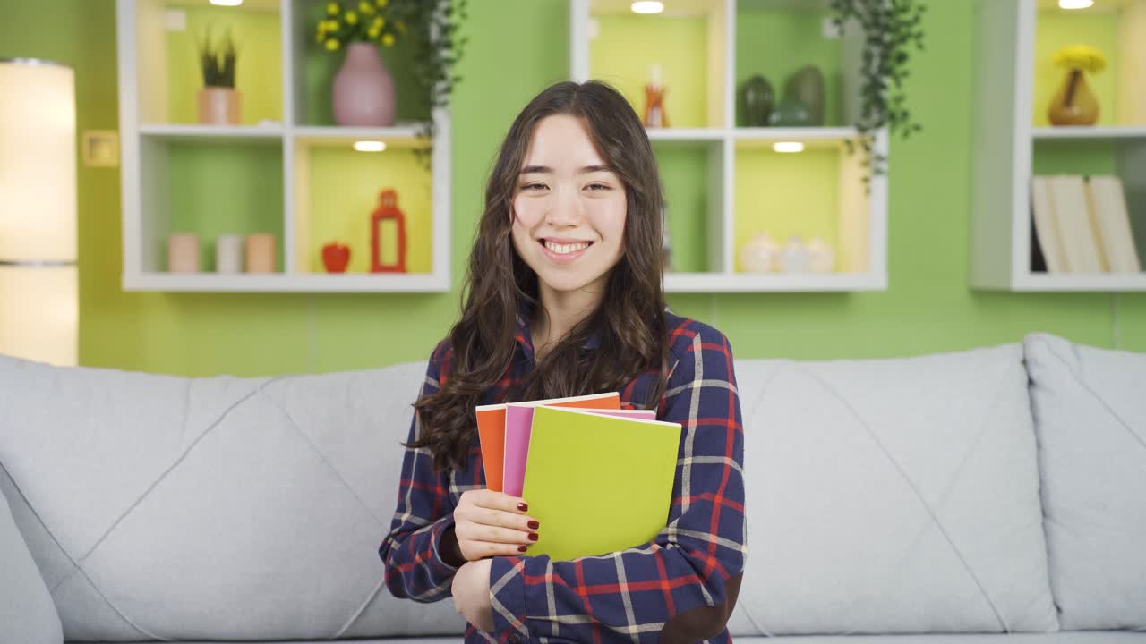成功し、賢いアジア人の女子生徒のポートレート
