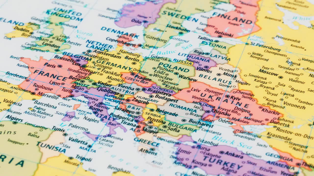 primer plano del país palabra ucrania en un mapa del mundo con el nombre detallado de la ciudad capital