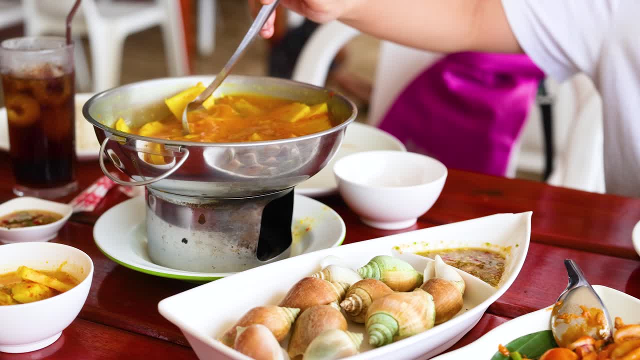 태국 크라비의 활기찬 식당, 활기찬 레스토랑 환경에서 제공되는 전통 태국 요리를 보여주는