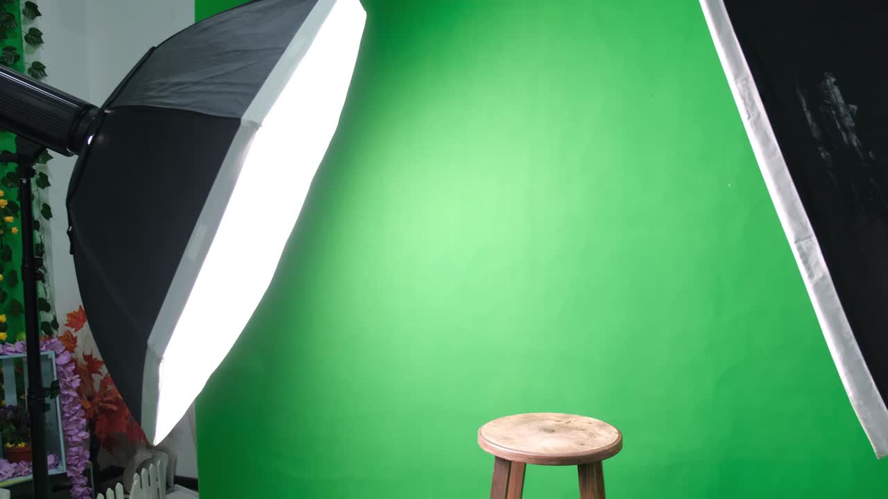 두 개의 육각형 스튜디오 조명을 가진 사진 또는 비디오 스튜디오. 녹색 스크린과 고정 의자