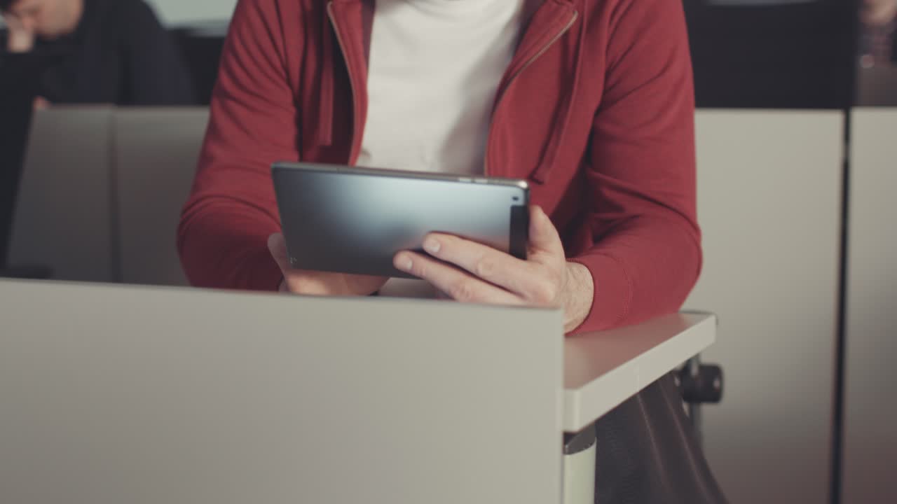 hombre usando una tableta en un aula
