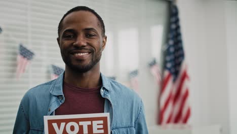 Video-De-Hombre-Negro-Con-Tarjeta-De-Votación.