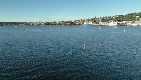 Disparo-De-Un-Dron-Siguiendo-Una-Tabla-De-Surf-Eléctrica-A-Través-Del-Lago-Union-En-Seattle