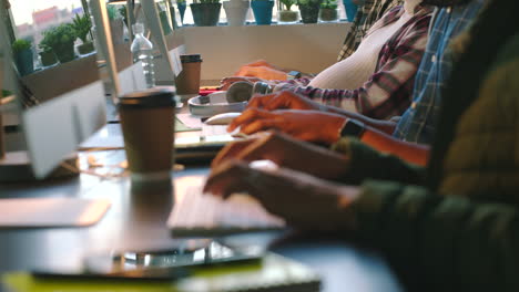 personas que trabajan con computadoras