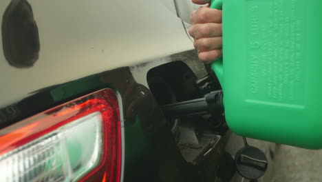 conductor llenando el tanque de combustible después de quedarse sin gasolina