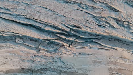 Una-Perspectiva-Aérea-Captura-Las-Intrincadas-Texturas-Y-Patrones-Del-Glaciar,-Mientras-El-Dron-Asciende-Con-Gracia,-Revelando-La-Vasta-Extensión-De-Esta-Maravilla-Helada.