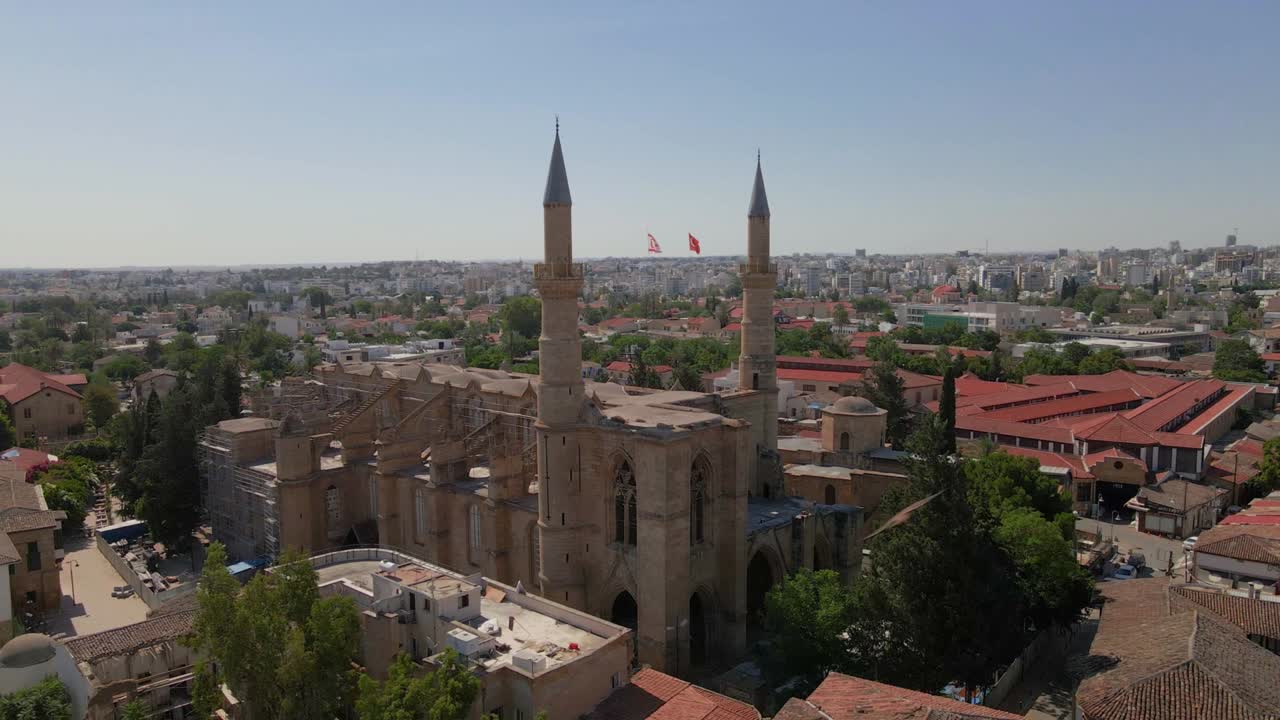 Veduta aerea 4k della moschea Selimiye Camii (Cattedrale di Santa Sofia), convertita da cattedrale, a Cipro del Nord.