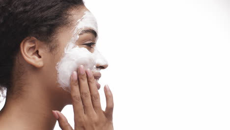 mujer aplicando una máscara facial