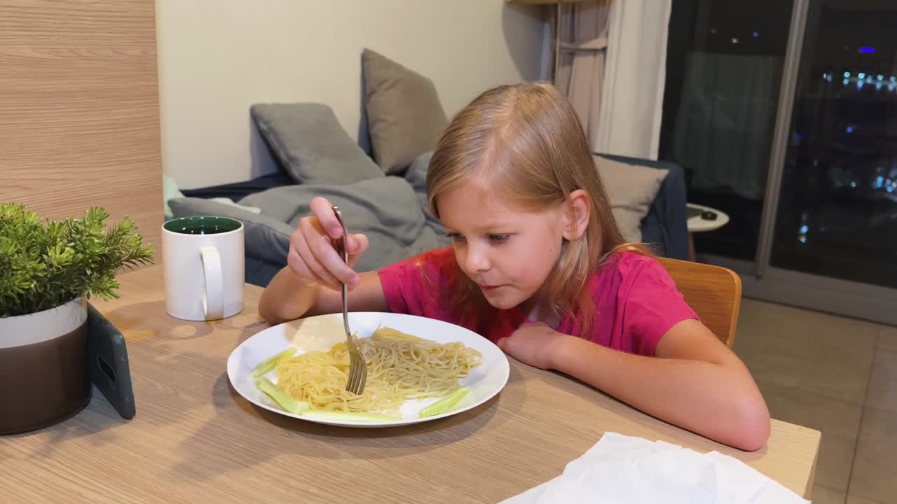 Un bambino sta mangiando spaghetti