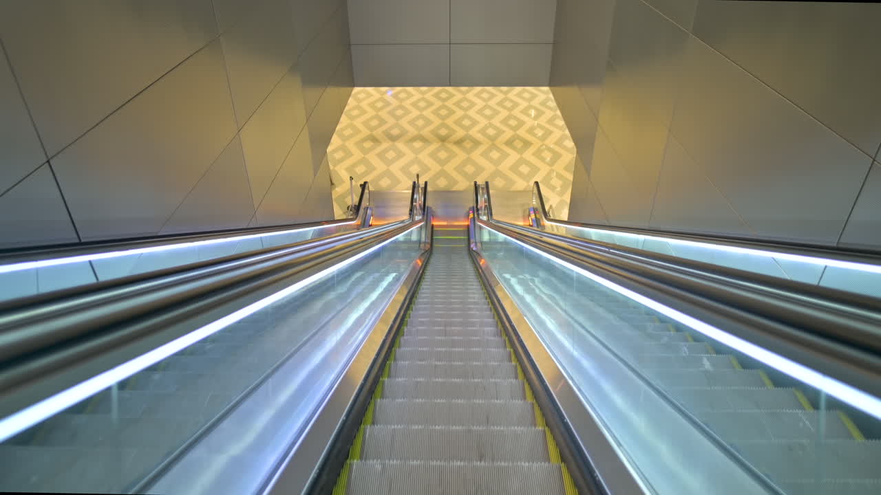 내려가는 공항 에스컬레이터, 1인칭 시점