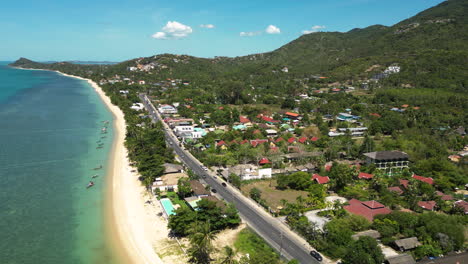 Antena-Sobre-La-Costa-De-La-Playa-De-Arena-Tropical-De-Ensueño-En-Koh-Samui,-Sudeste-Asiático,-Tailandia,-Destino-De-Vacaciones-De-Viaje