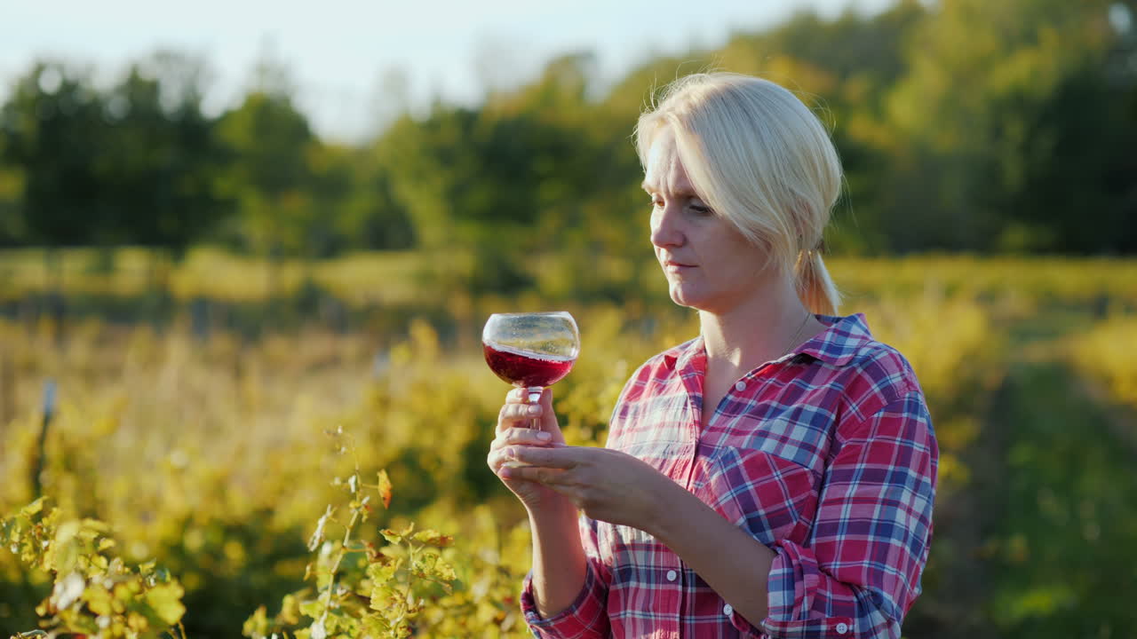 포도원에서 레드 와인 냄새를 맡은 여자