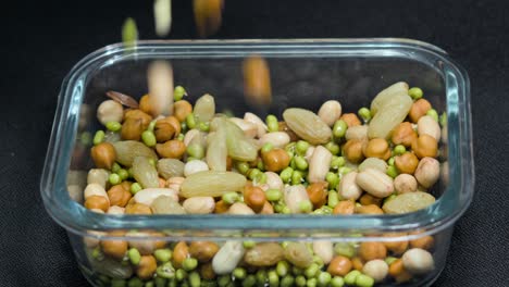 remojar los brotes y las nueces colocados en el cuenco desde arriba