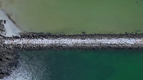 Ruhige-Luftaufnahme-Der-Majestätischen-Küstenbrücke-Inmitten-Weißer-Felsen-Im-Meer