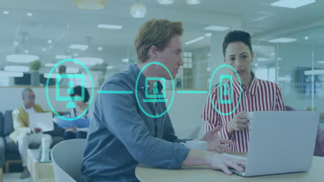 animación de iconos y procesamiento de datos sobre diversas personas de negocios en la oficina