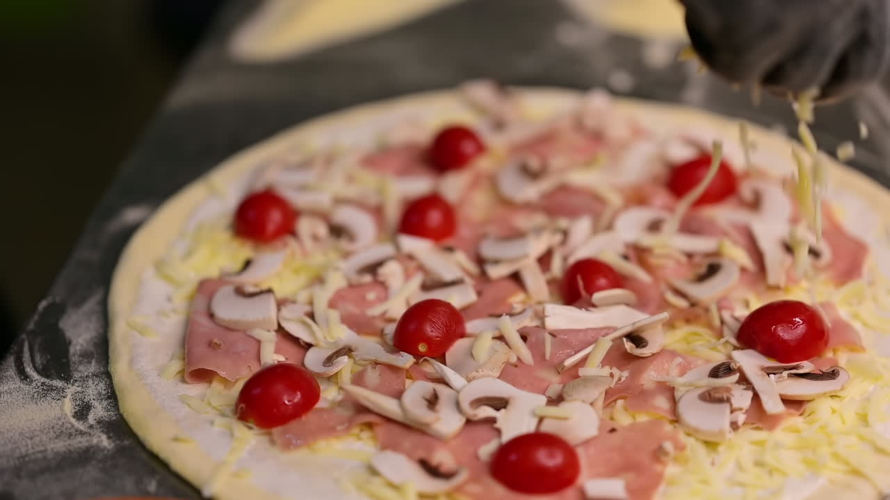 Processo di preparazione della pizza in un ristorante. Processo di preparazione della pizza tradizionale italiana in un ristorante.