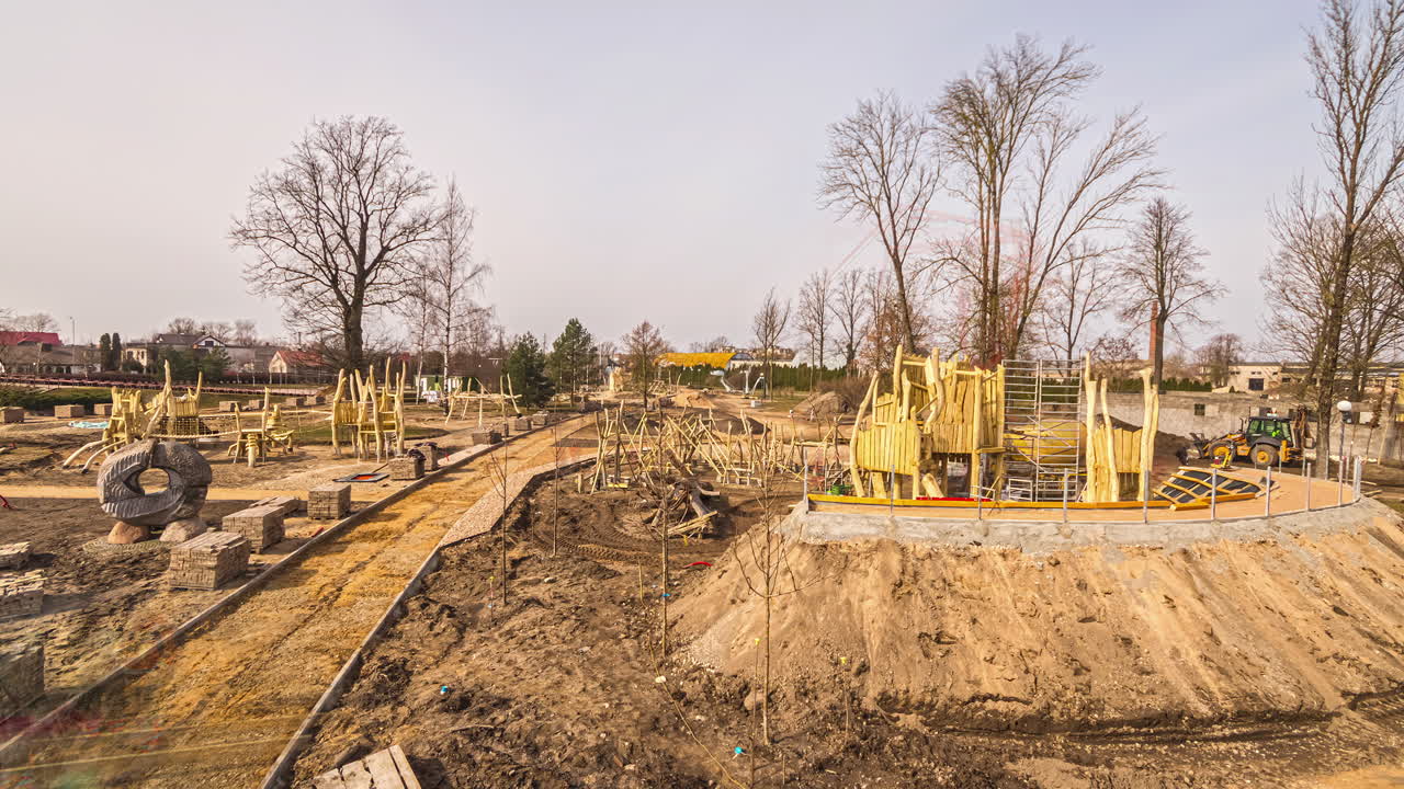 toma estática de trabajadores de la construcción ocupados con un rodillo de camino en la construcción de un camino en un parque infantil en un lapso de tiempo en un día nublado