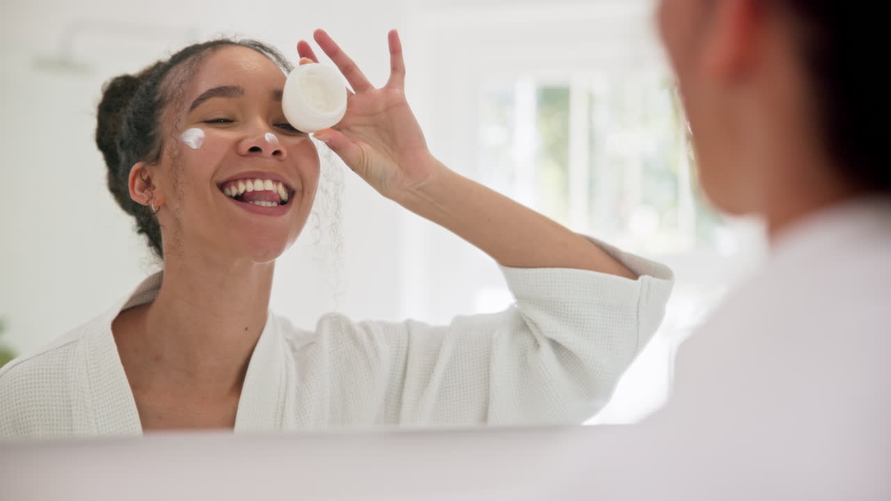 피부 관리, 얼굴 크림 및 가정 거울에 있는 여성