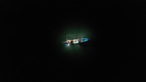 barco de pesca por la noche