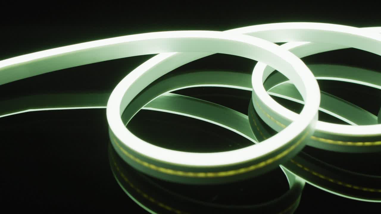Animação de luzes neon brancas formando espiral sobre fundo preto
