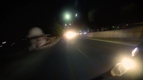대도시 내부를 달리는 오토바이 라이더의 pov 타임랩스