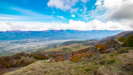 lapso de tiempo de las nubes que pasan sobre el paisaje del valle de las montañas en la patagonia, argentina
