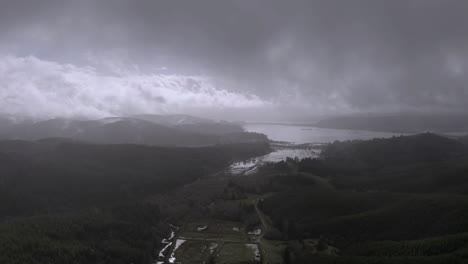Las-Nubes-De-Tormenta-Se-Reúnen-Sobre-El-Valle-Inundado-De-Coquille-Con-Un-Denso-Bosque-Durante-El-Invierno-En-Oregon