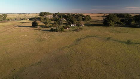 vista panorámica aérea de aproximación sobre la granja en buenos aires, argentina