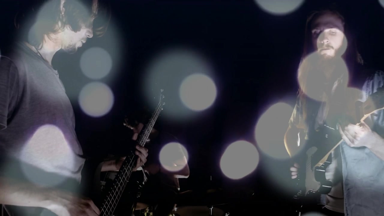 Duo de basse et de guitare déclenchant le rythme du batteur, son énergisant sous les lumières.