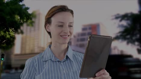 animación de una mujer de negocios caucásica usando tableta y red de conexiones sobre el paisaje urbano