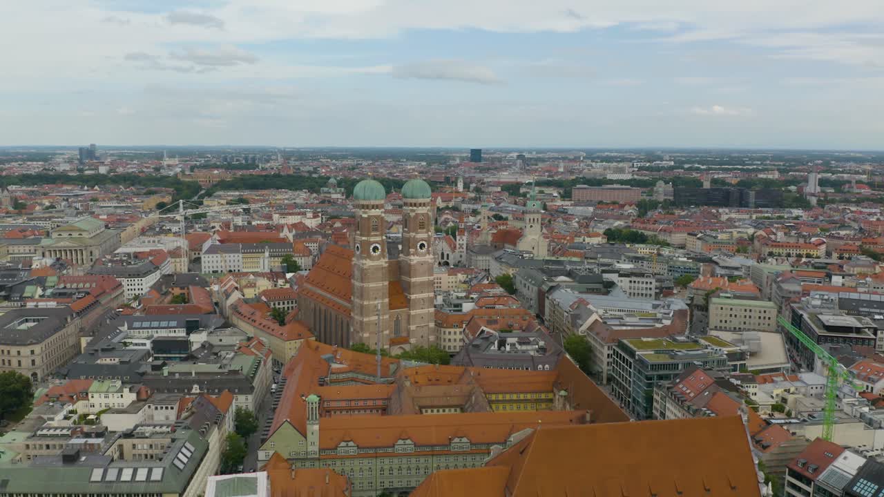 drone volando lejos de la famosa catedral de munich